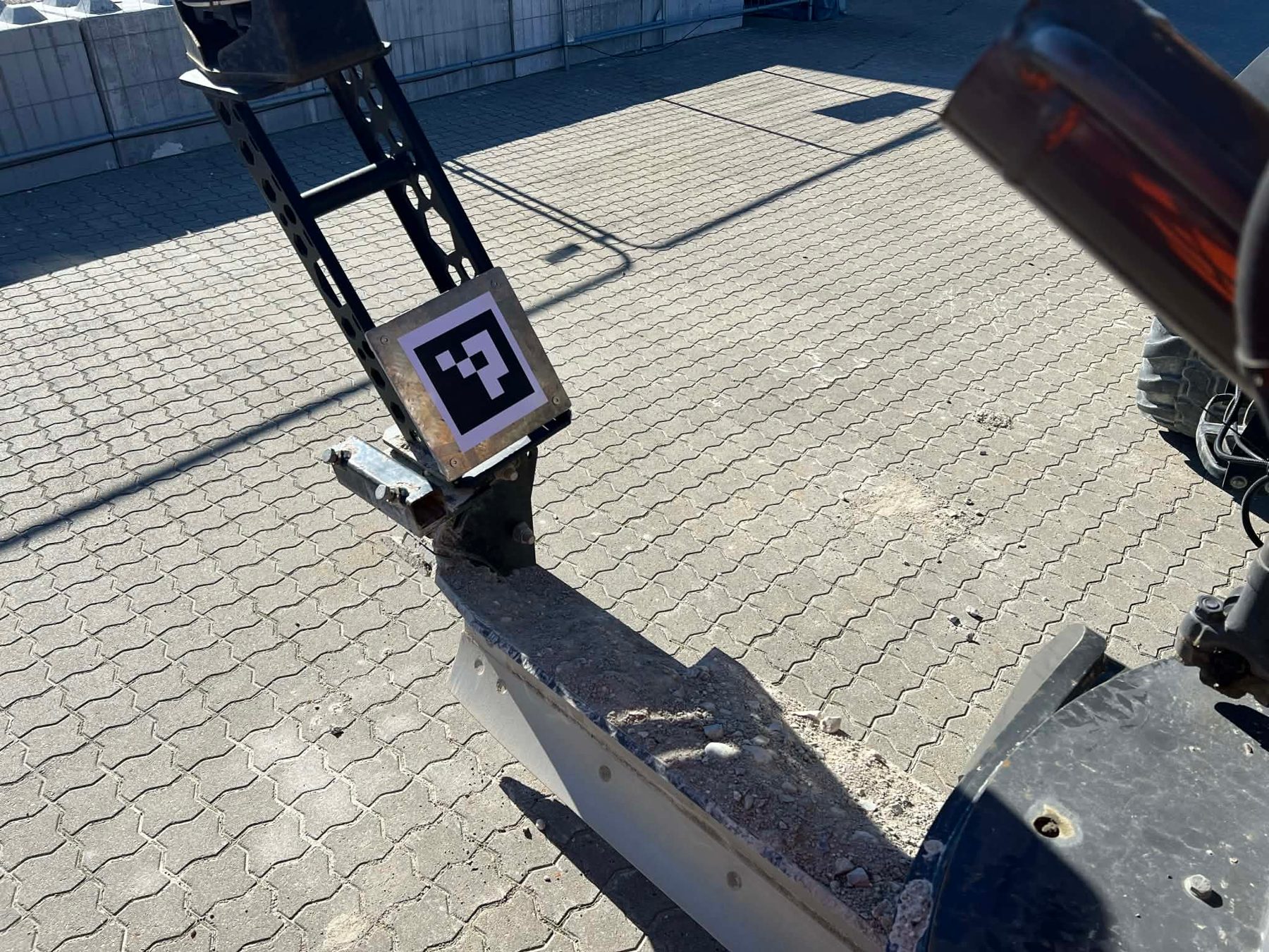 Fiducial marker mounted on the grader blade